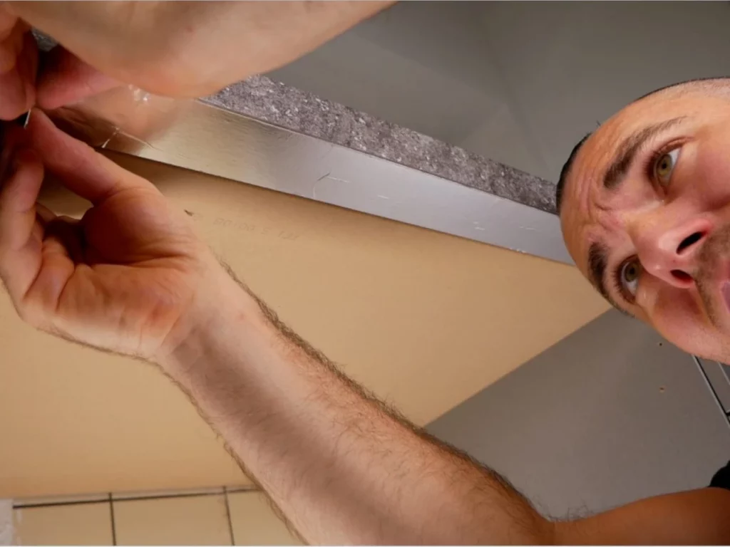 Dampfschutz mit Aluklebeband anbringen – Tipps zur effektiven Isolierung gegen Feuchtigkeit