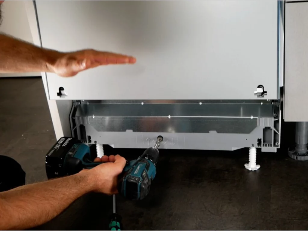 Spülmaschine ausrichten