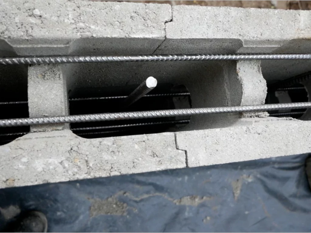 Hohlkammersteine mit Beton füllen