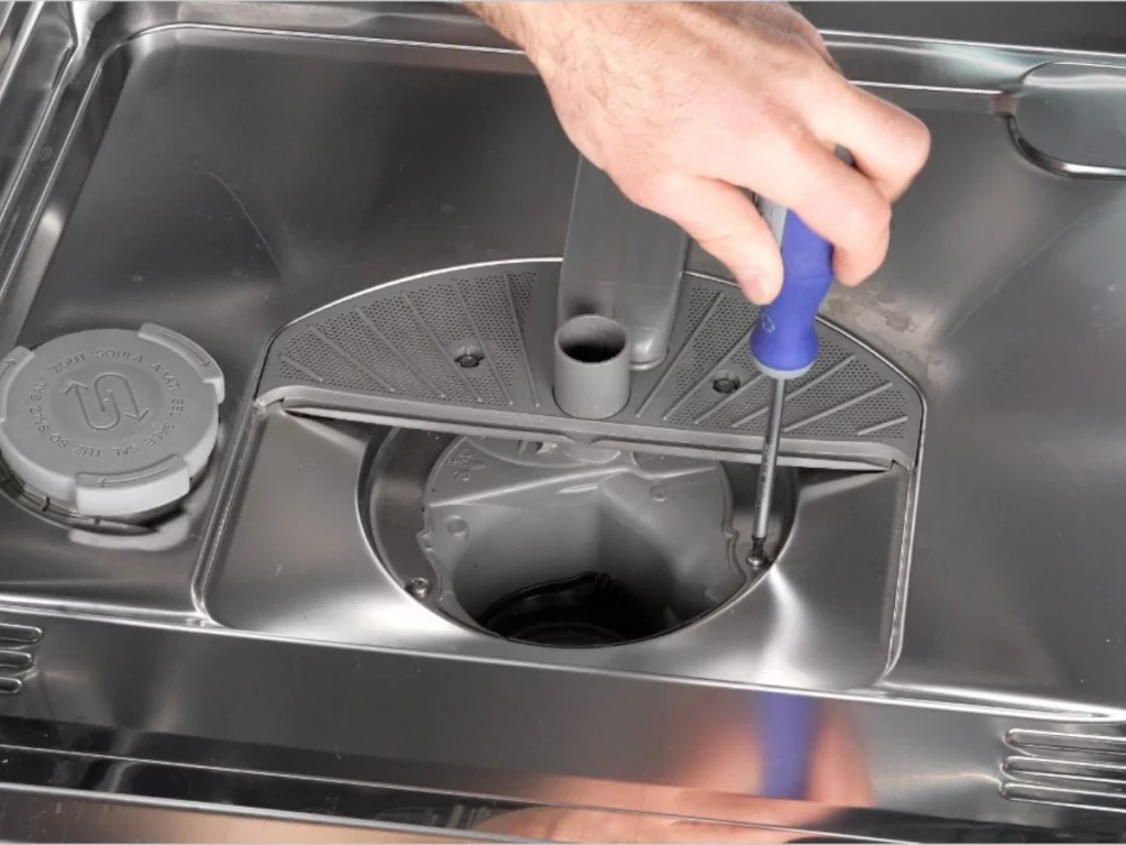 Pumpentopf der Geschirrspülmaschine festschrauben