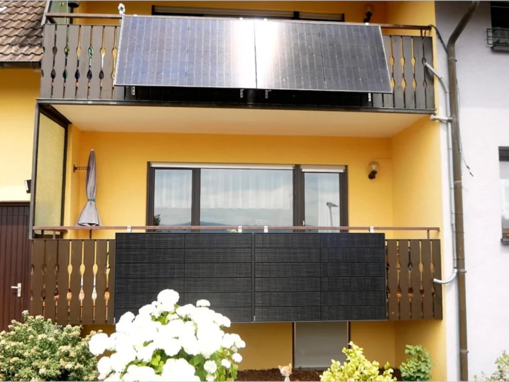 Solarmodule an Balkongeländer montieren mit Yuma Balcony