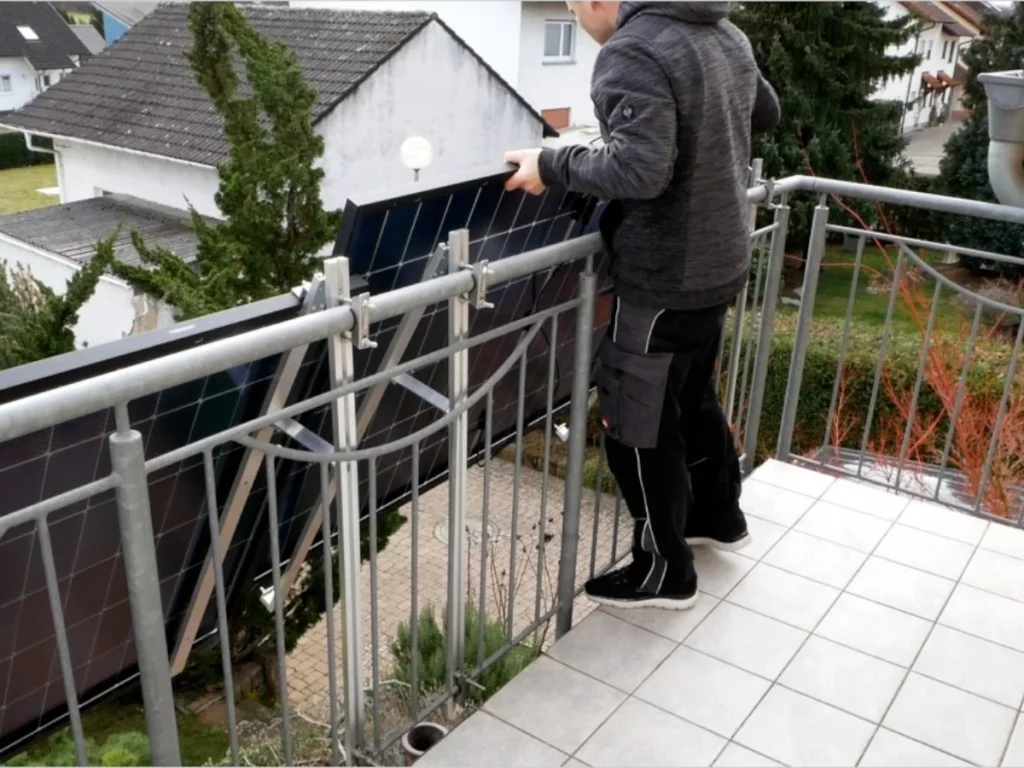 Balkon mit Solarmodulen für umweltfreundliche Stromerzeugung