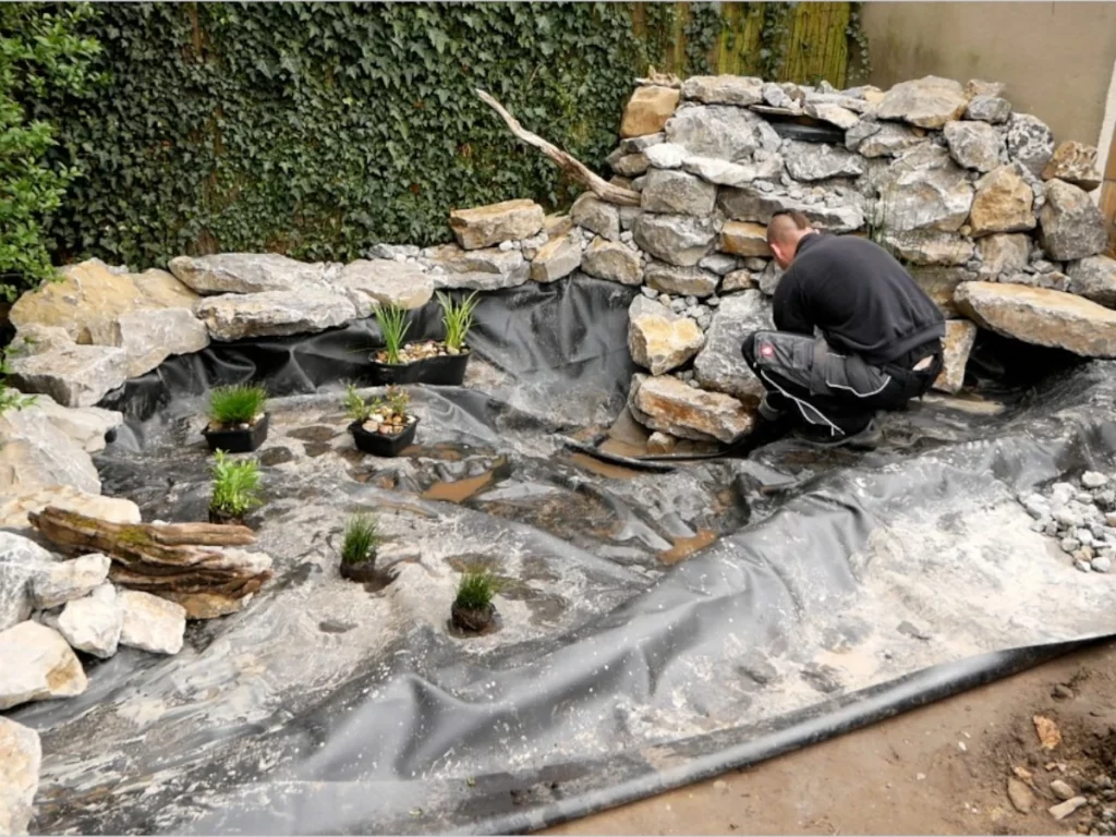 Gartenteich mit Natursteinen gestalten – Ideen zur Teichrandgestaltung mit Steinen