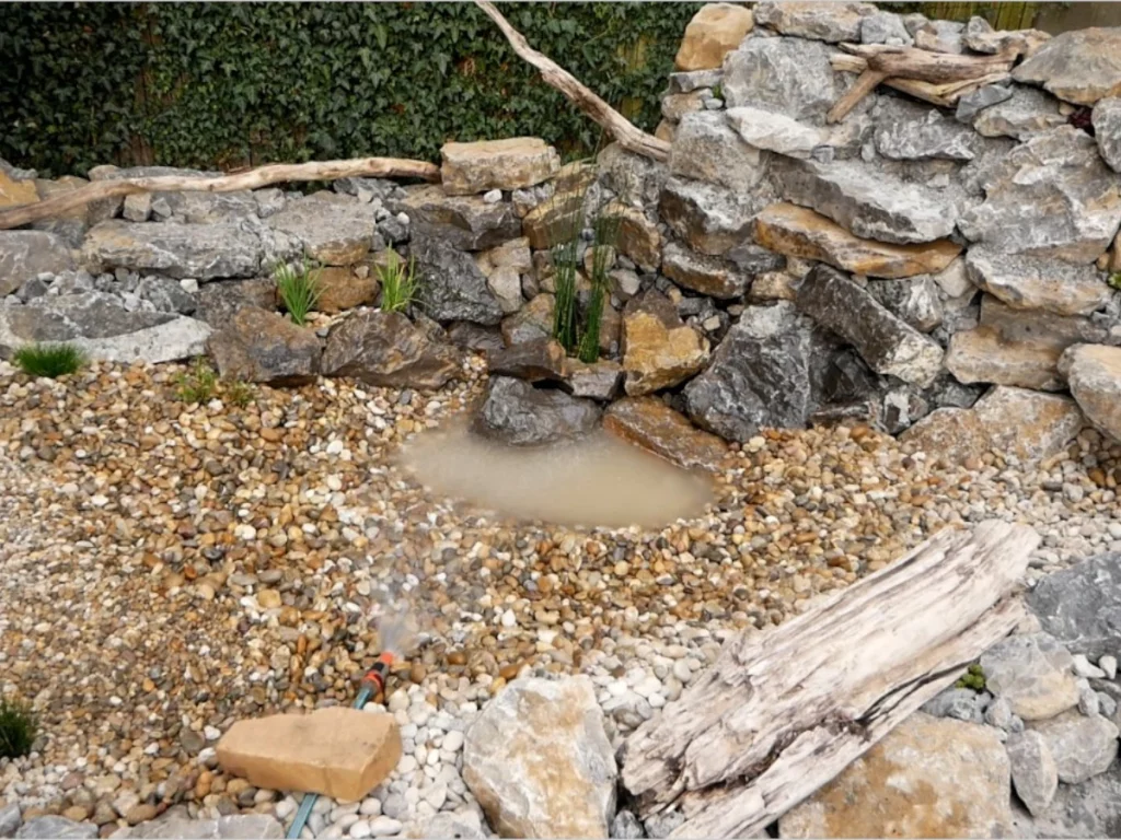 Teich mit klarem Wasser auffüllen