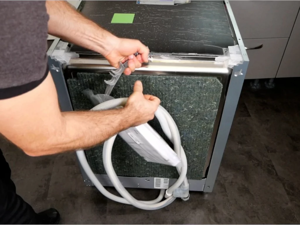 Transportlaschen und Styropor von Geräten entfernen