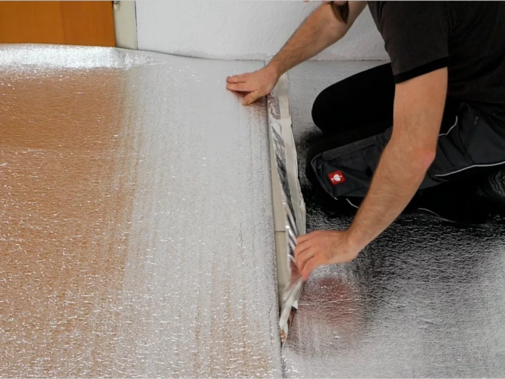 Trittschalldämmung stoßen und miteinander verkleben – Anleitung zur richtigen Verbindung der Dämmmatten für optimalen Schallschutz