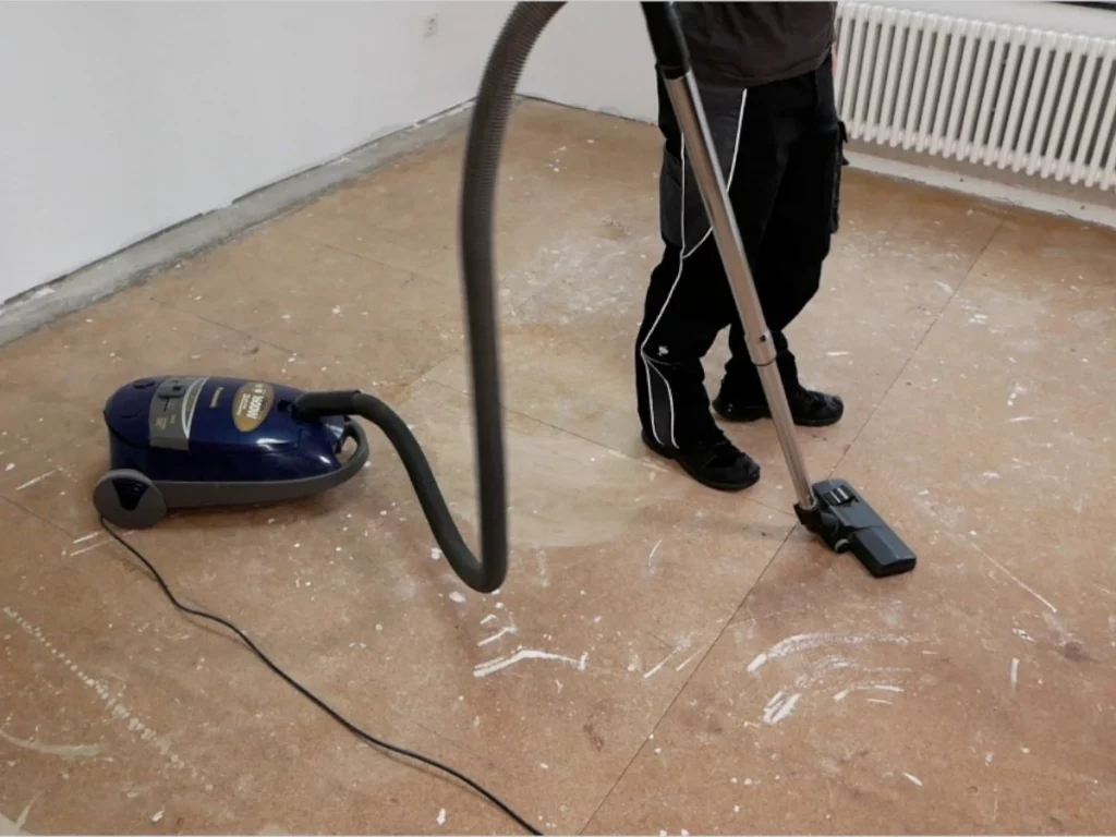 Untergrund absaugen vor der Verlegung der Trittschalldämmung