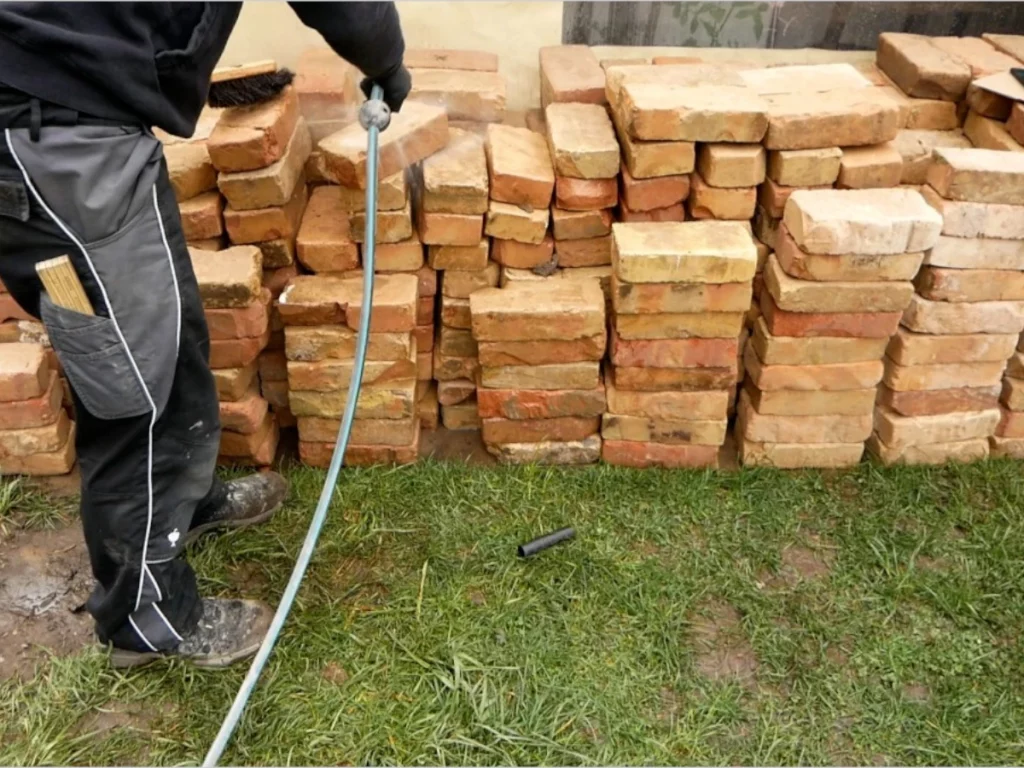 Ziegelsteine vor dem Mauern säubern und nässen für optimale Haftung