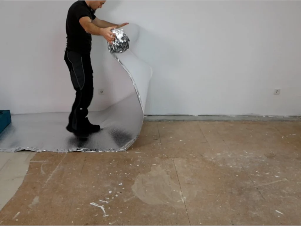 Trittschalldämmung ausrollen und positionieren