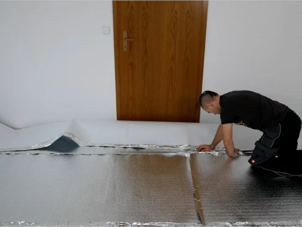 letzte Bahn der Trittschalldämmung verlegen und einpassen