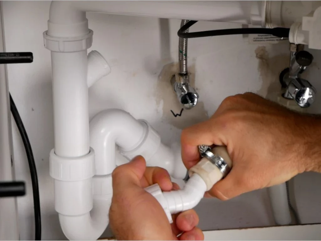 Abwasserschlauch an Siphon anschließen