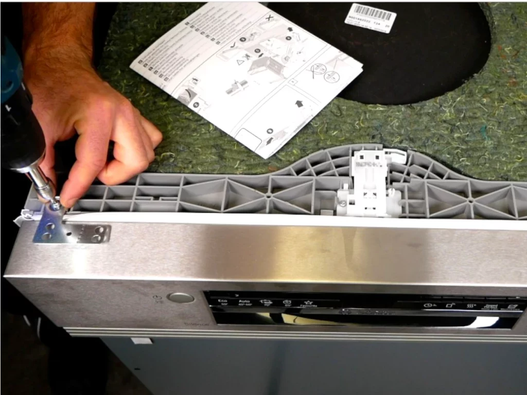 Befestigungswinkel vom Geschirrspüler anbringen