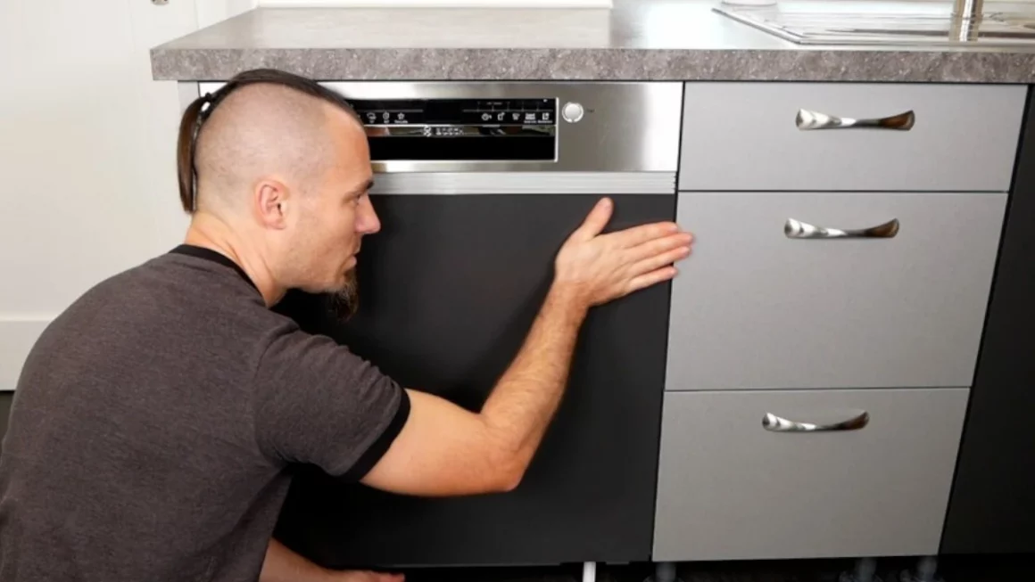 Teilintegrierten Geschirrspüler einbauen und Möbelfront montieren