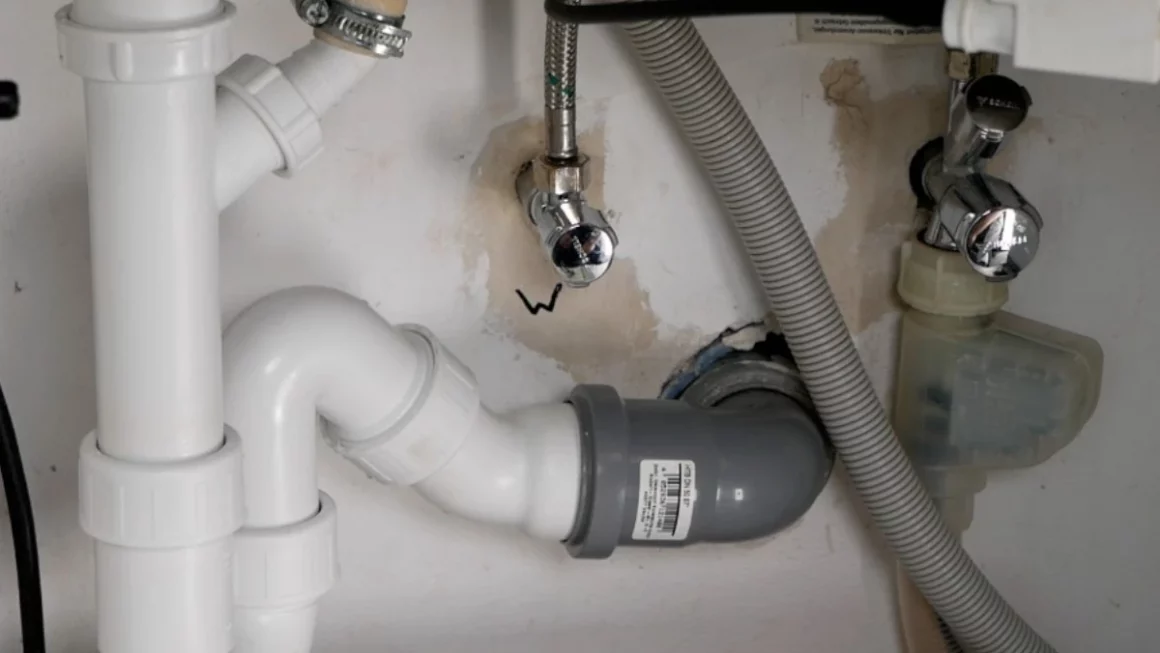 Geschirrspüler im Spülenschrank anschließen: Schritt-für-Schritt-Anleitung