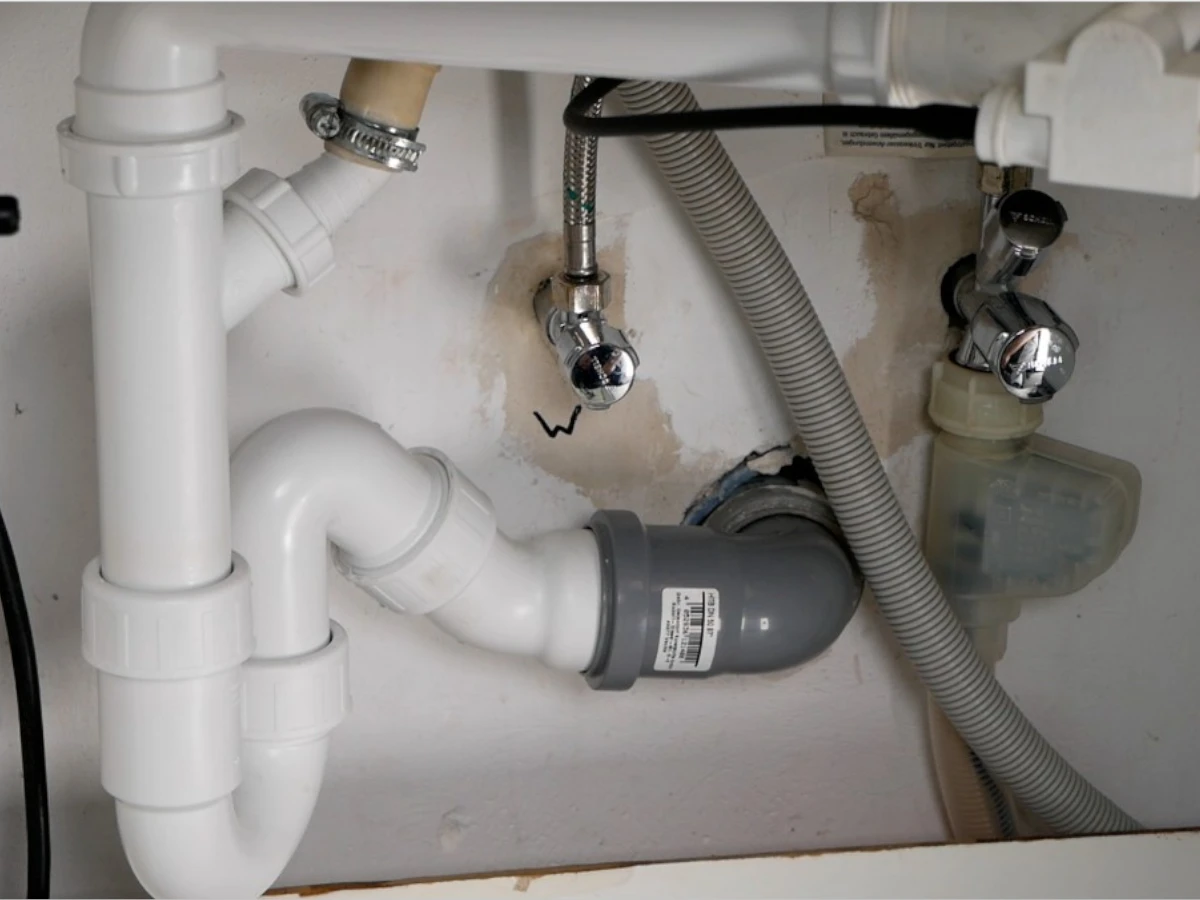 Geschirrspüler im Spülenschrank anschließen: Schritt-für-Schritt-Anleitung