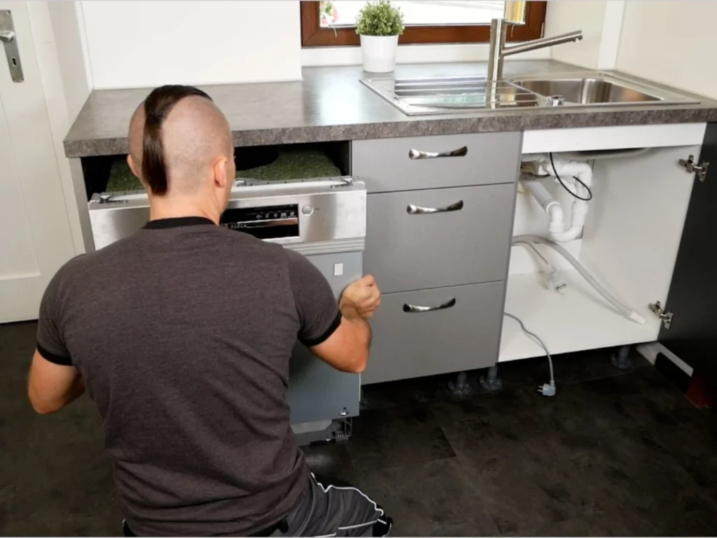 Geschirrspüler in Nische schieben