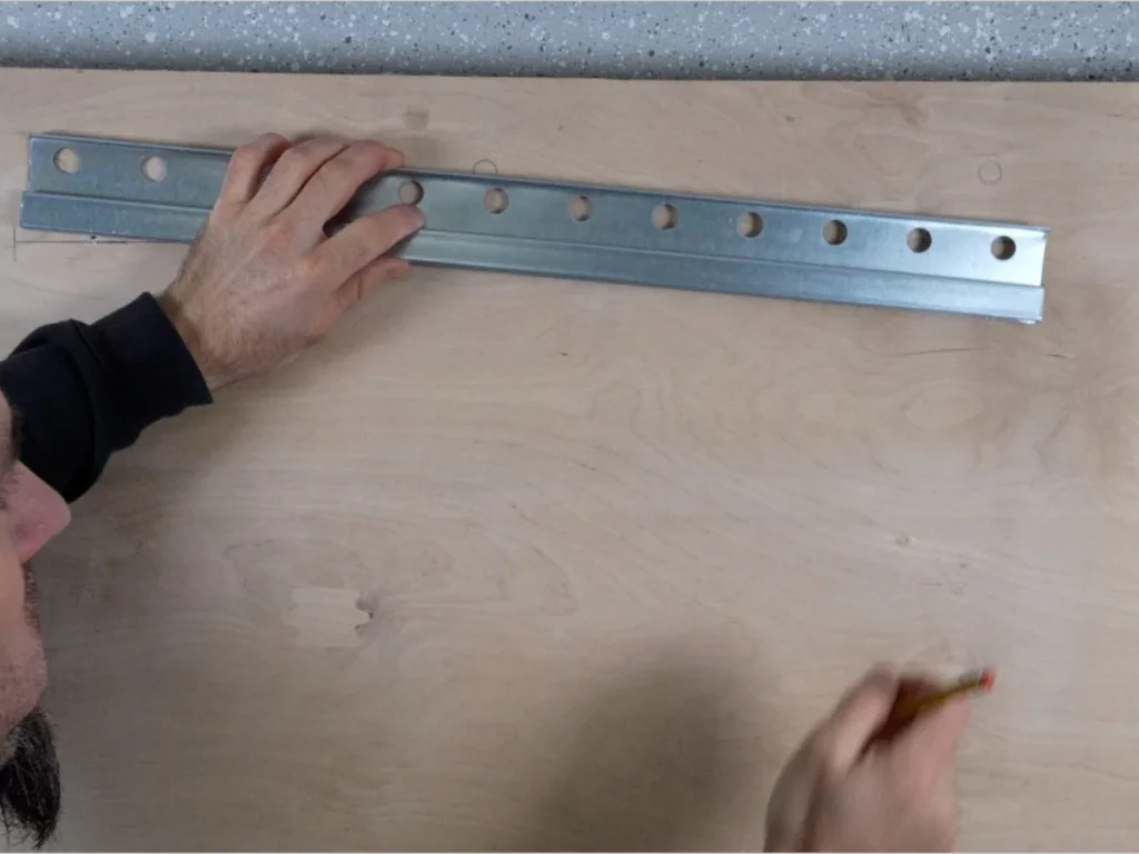 Ikea Aufhängeschiene montieren