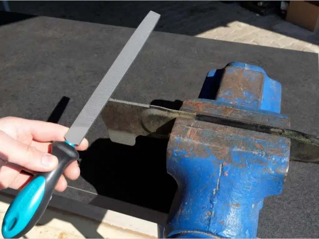 Rasenmäher Messer mit Metallfeile schärfen