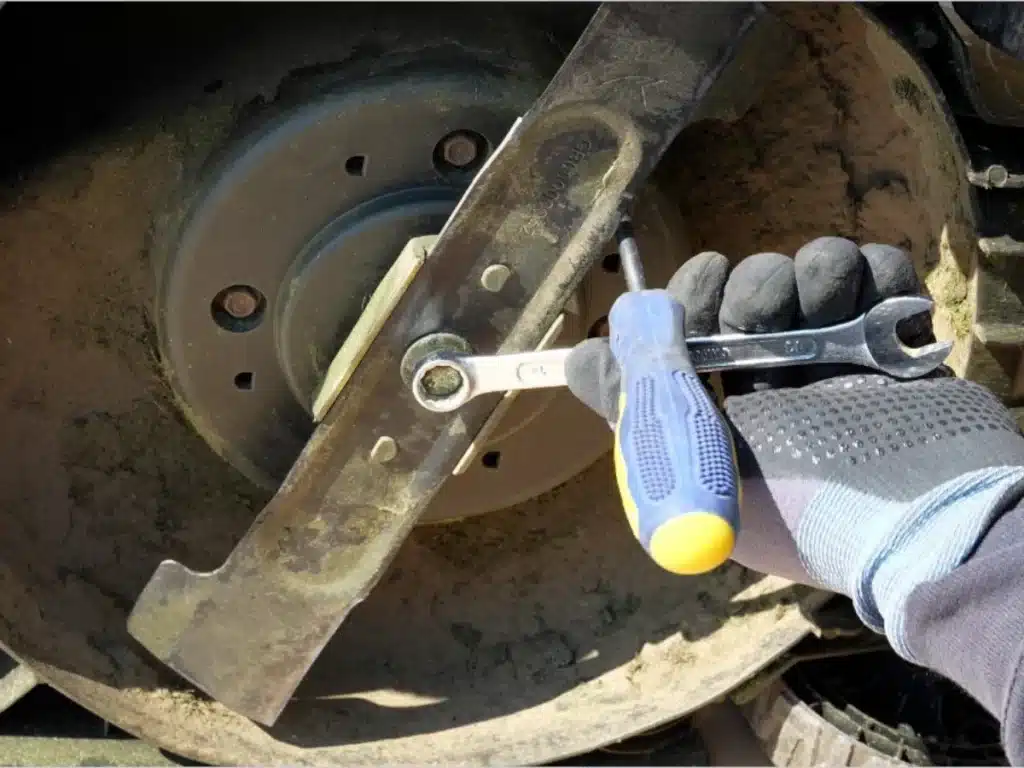 Rasenmäher Messer lösen mit diesem Trick!