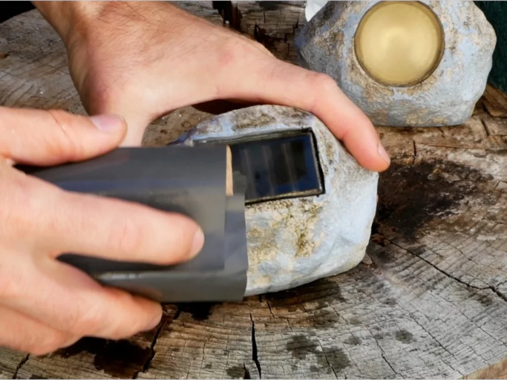mit Nassschleifpapier Solarleuchte schleifen