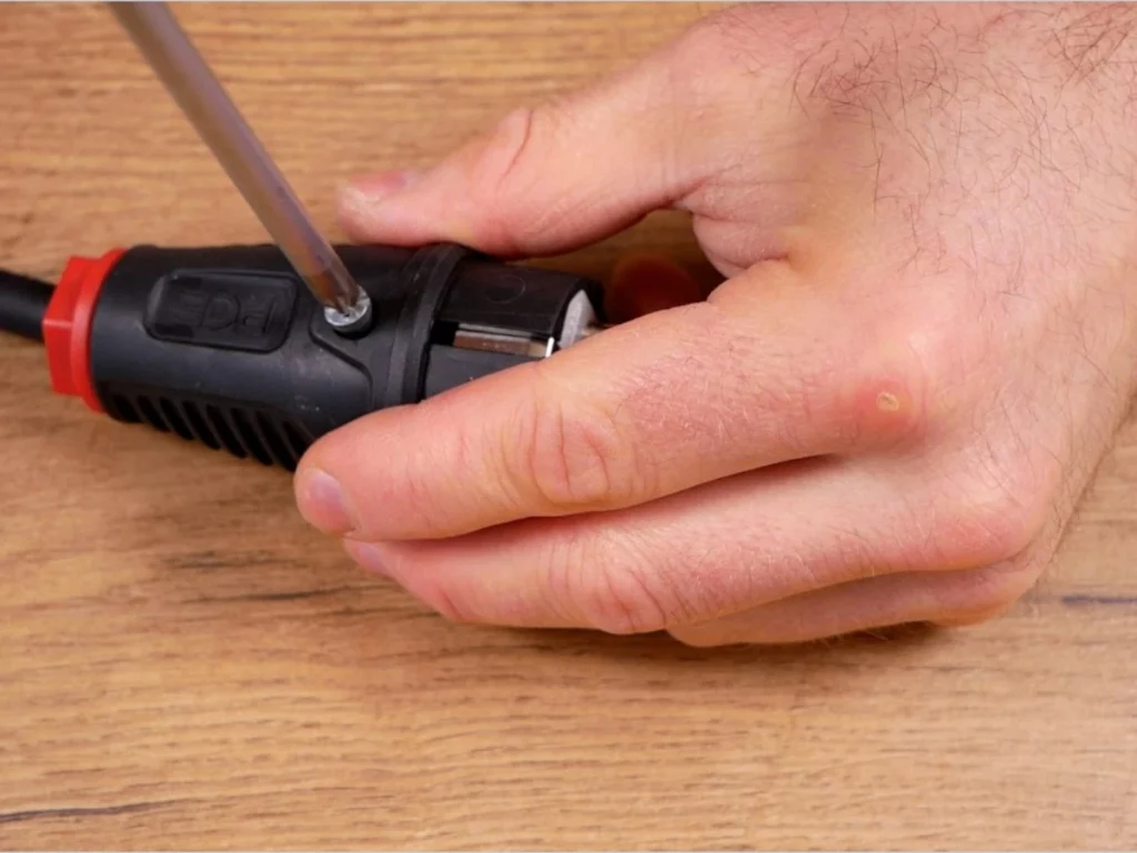 Wie tauscht man einen Stecker eines Kabels aus?