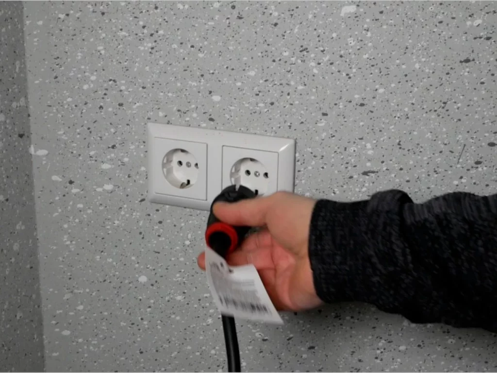 Wechselrichter wird mit dem Hausnetz verbunden – Einspeisung von Solarstrom
