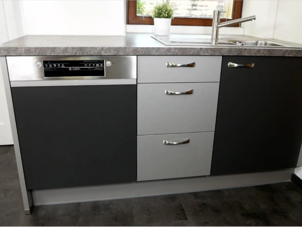 eingebauter teilintegrierter Geschirrspüler