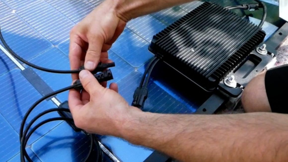 Balkonkraftwerk anschließen: So verbindest du Solarmodule und den Wechselrichter