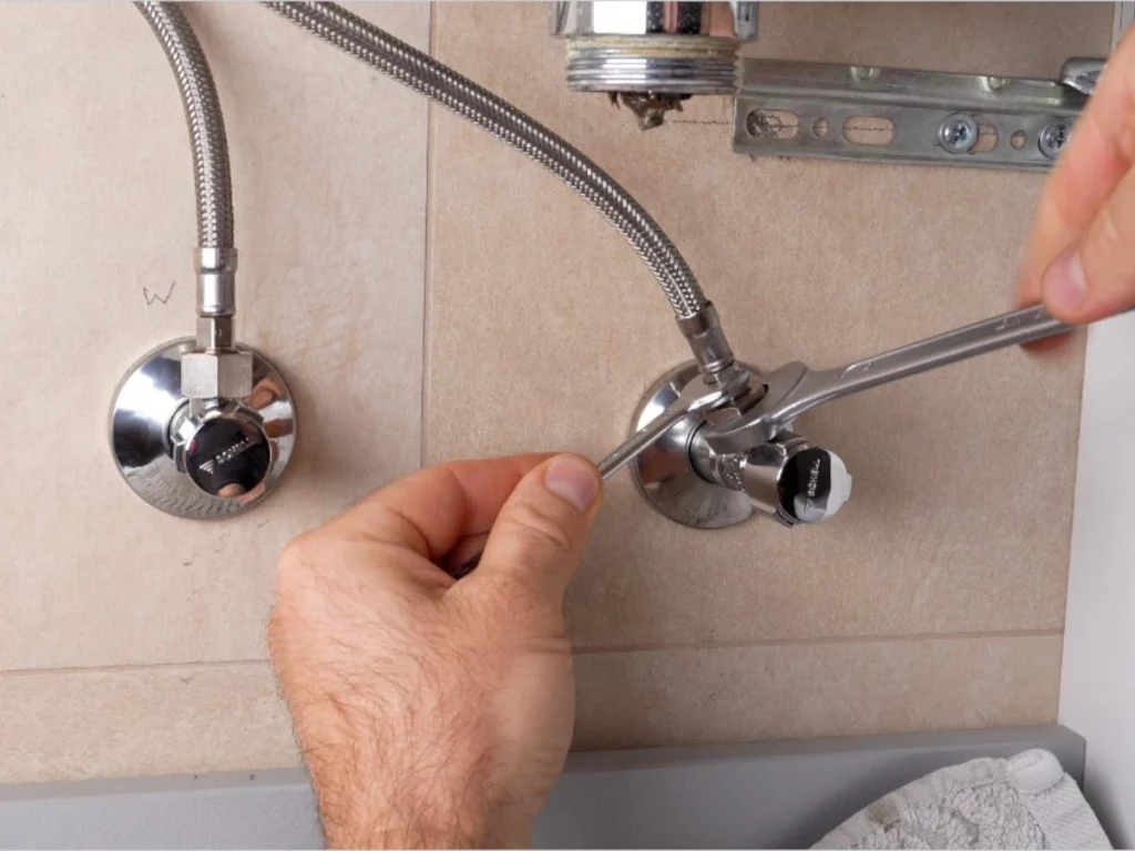 Flexschläuche an Eckventil anbringen