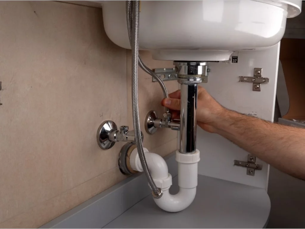 Warmwasser und Kaltwasser an Armatur anschließen