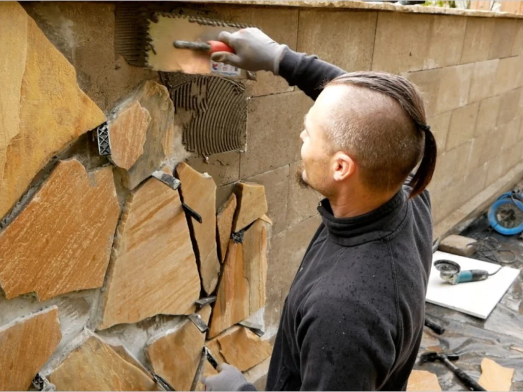 Mauer mit Naturstein bekleben