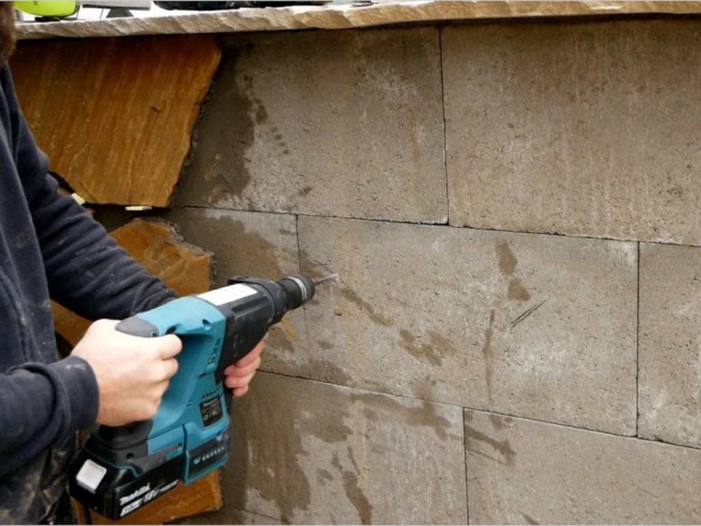 Mauer mit Polygonalplatten