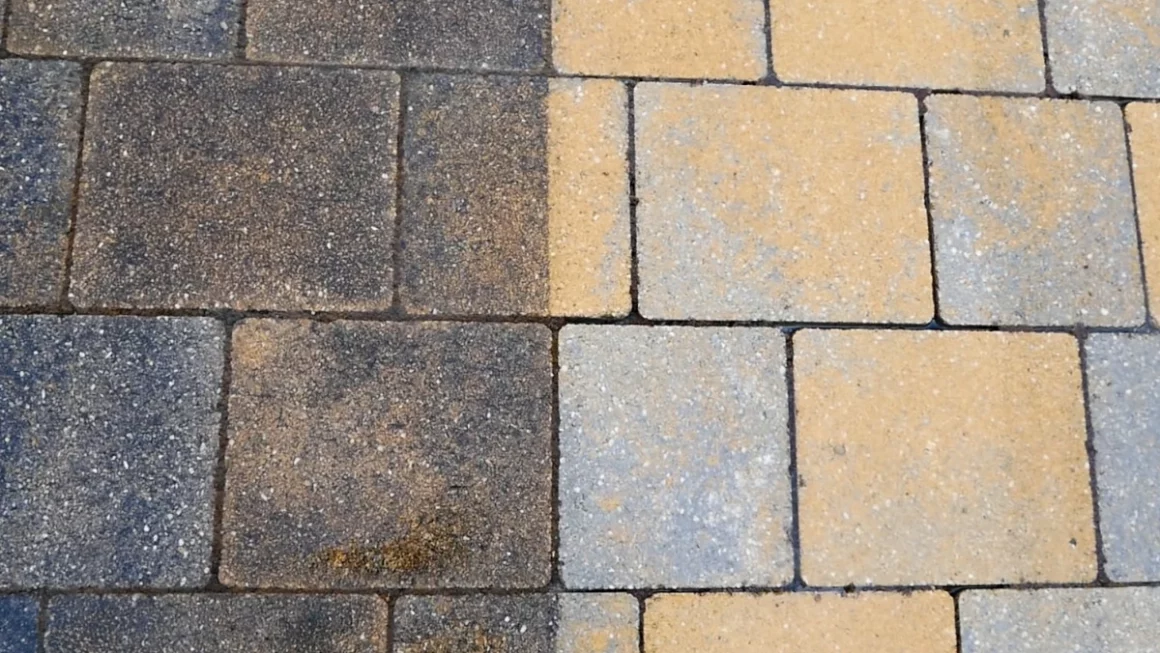 Pflastersteine schonend reinigen, imprägnieren und vor Grünbelag schützen