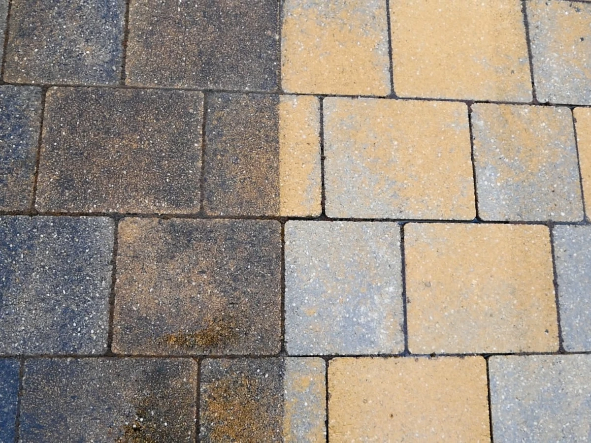 Pflastersteine schonend reinigen, imprägnieren und vor Grünbelag schützen