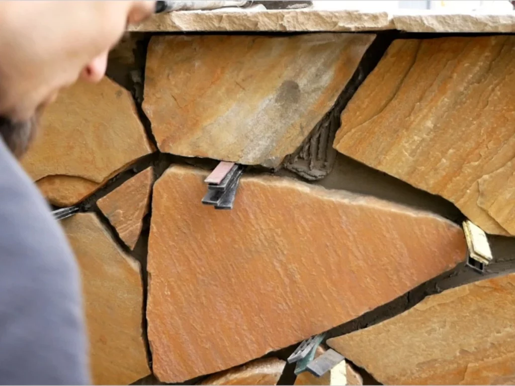 Polygonalplatten an Wand kleben