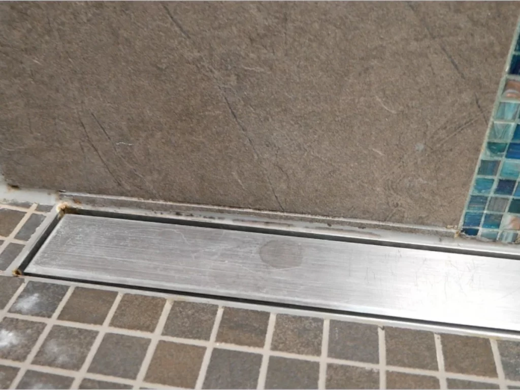Schimmel in der Dusche entfernen