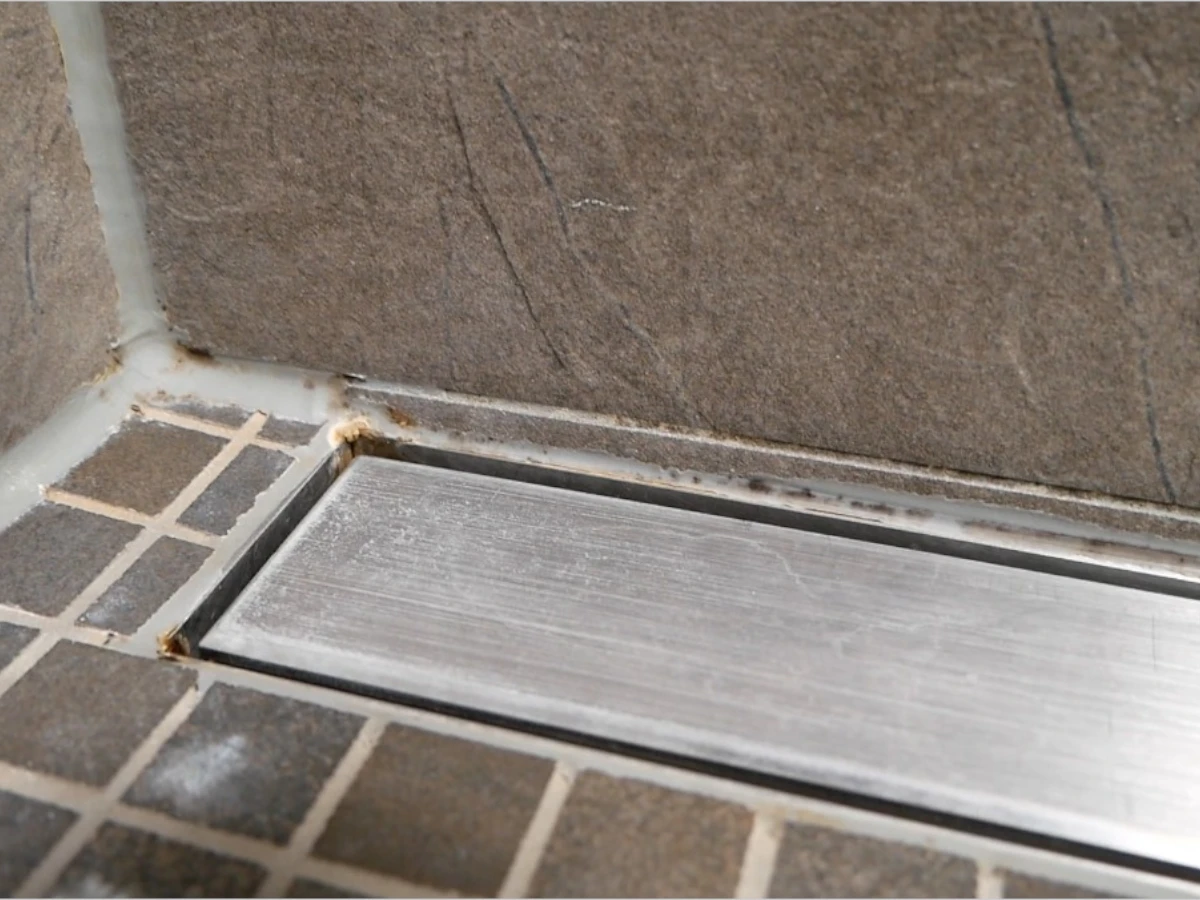 Schimmel auf Silikonfuge? So einfach entfernst du Schimmel im Bad!