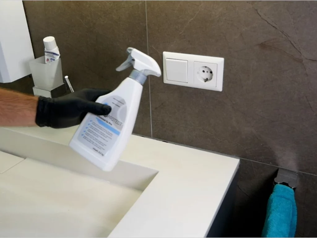Schimmelspray auftragen