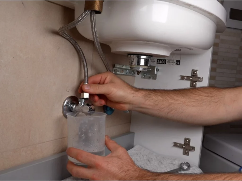 Flexschläuche lösen und Armatur öffnen