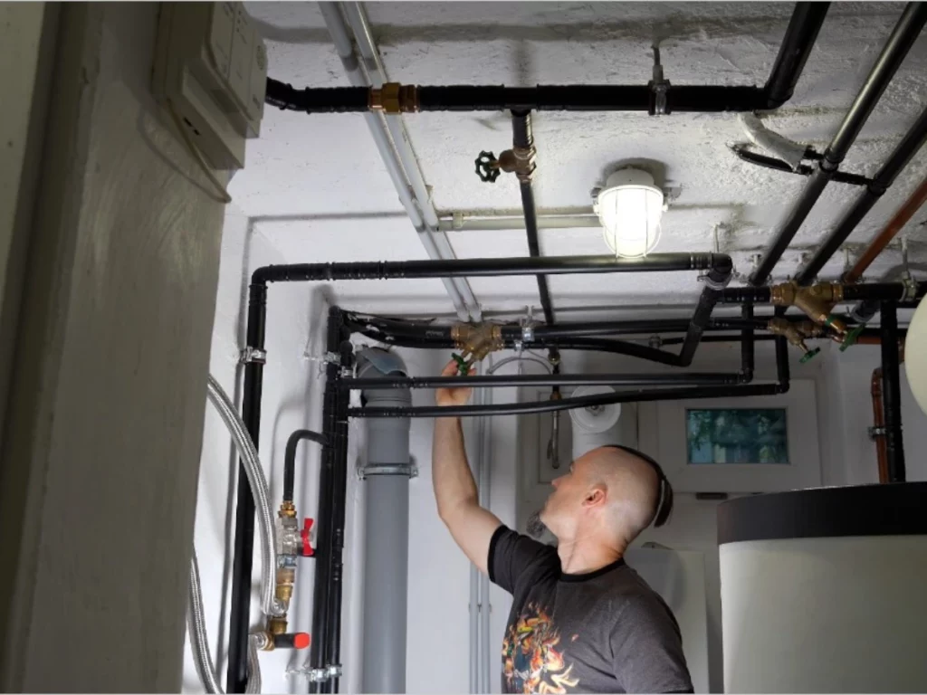 Wasserzufuhr schließen, bevor begonnen wird mit dem Austausch der Eckventile