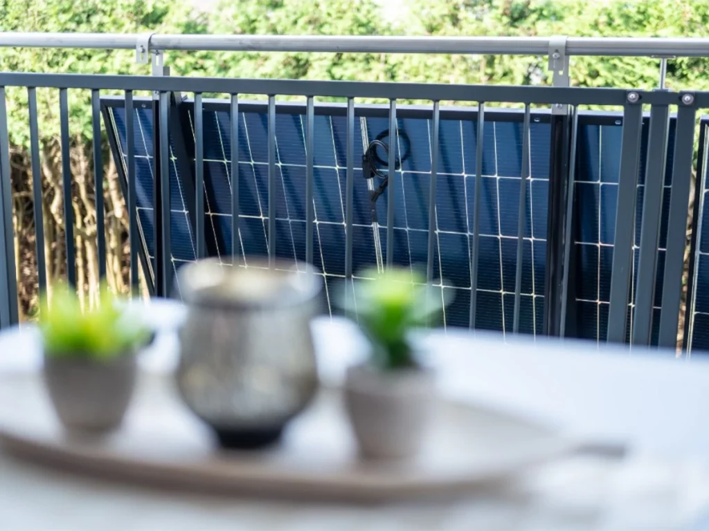 Balkonkraftwerk an Balkongeländer montieren