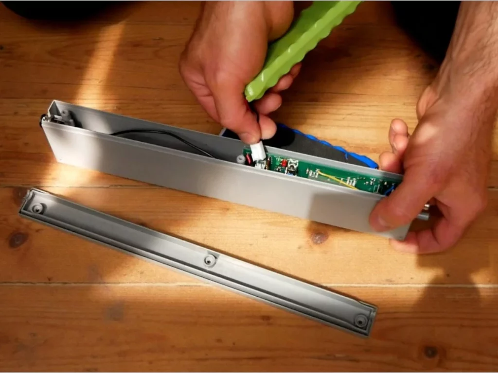 neuen Solarrollladen Akku einsetzen