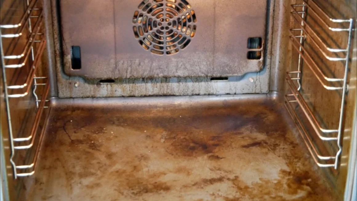 Kein Selbstreinigungssystem? Backofen reinigen mit Backpulver, Zitrone und Essig