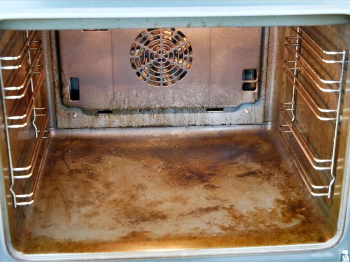 Kein Selbstreinigungssystem? Backofen reinigen mit Backpulver, Zitrone und Essig