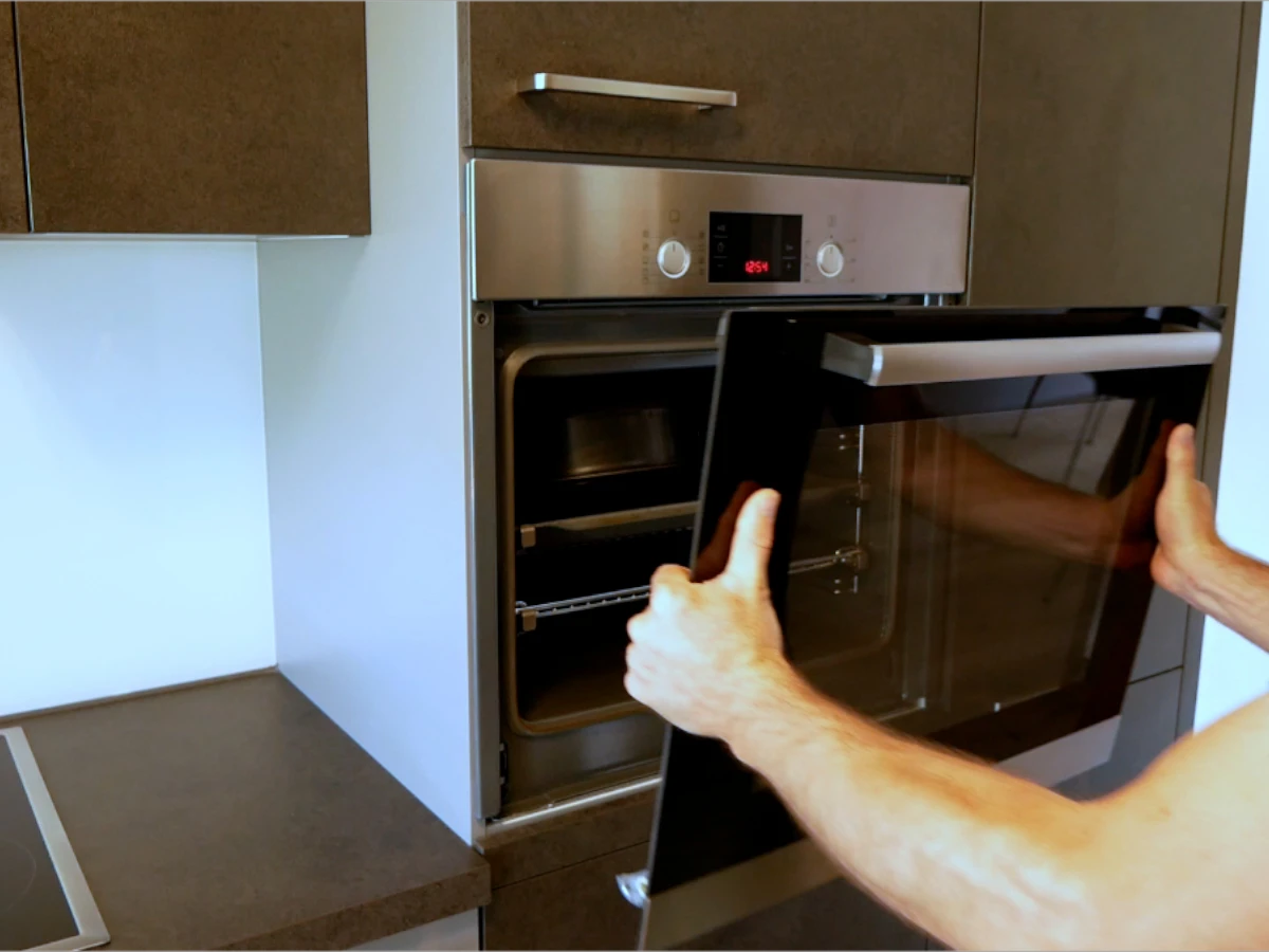 Backofentür aushängen und einbauen – So gelingt es Schritt für Schritt
