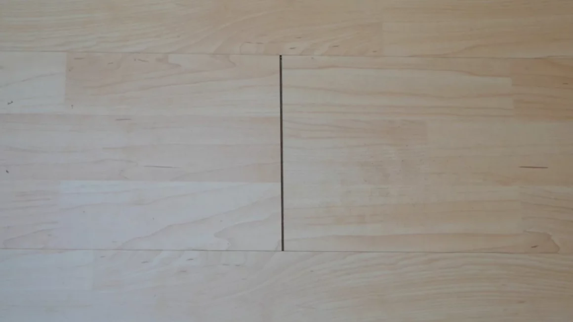 Lücken im Bodenbelag schließen – bei Laminat-, Parkett- und Korkboden