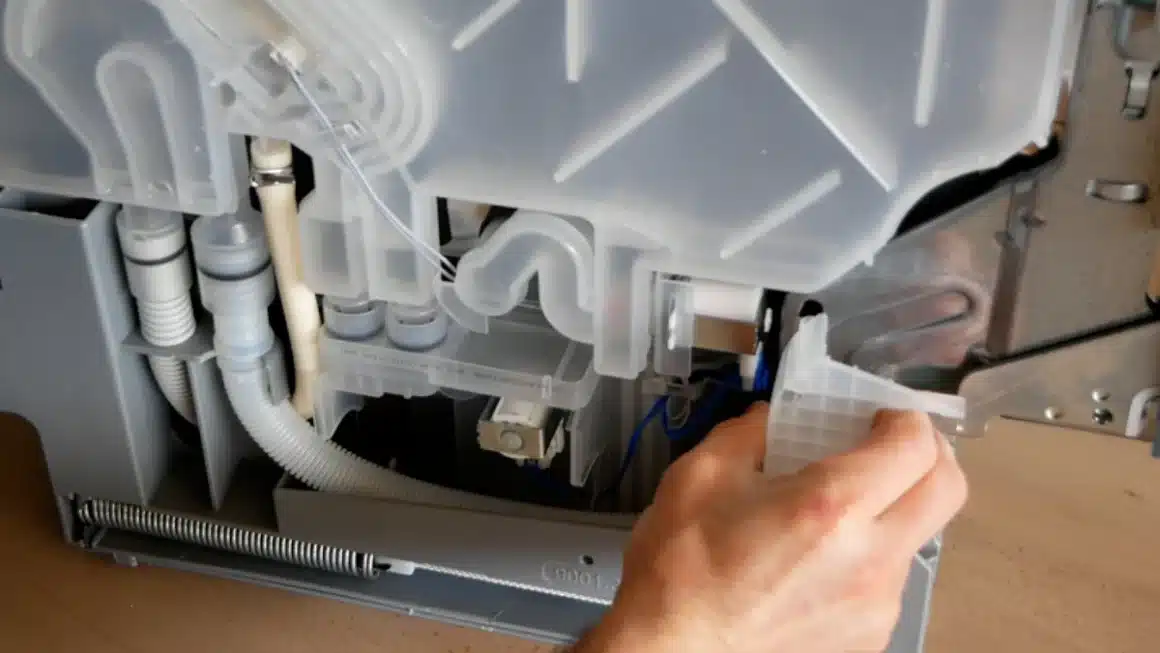 Geschirrspüler-Tür fällt runter? So tauschst du die Seilzüge und Federn aus