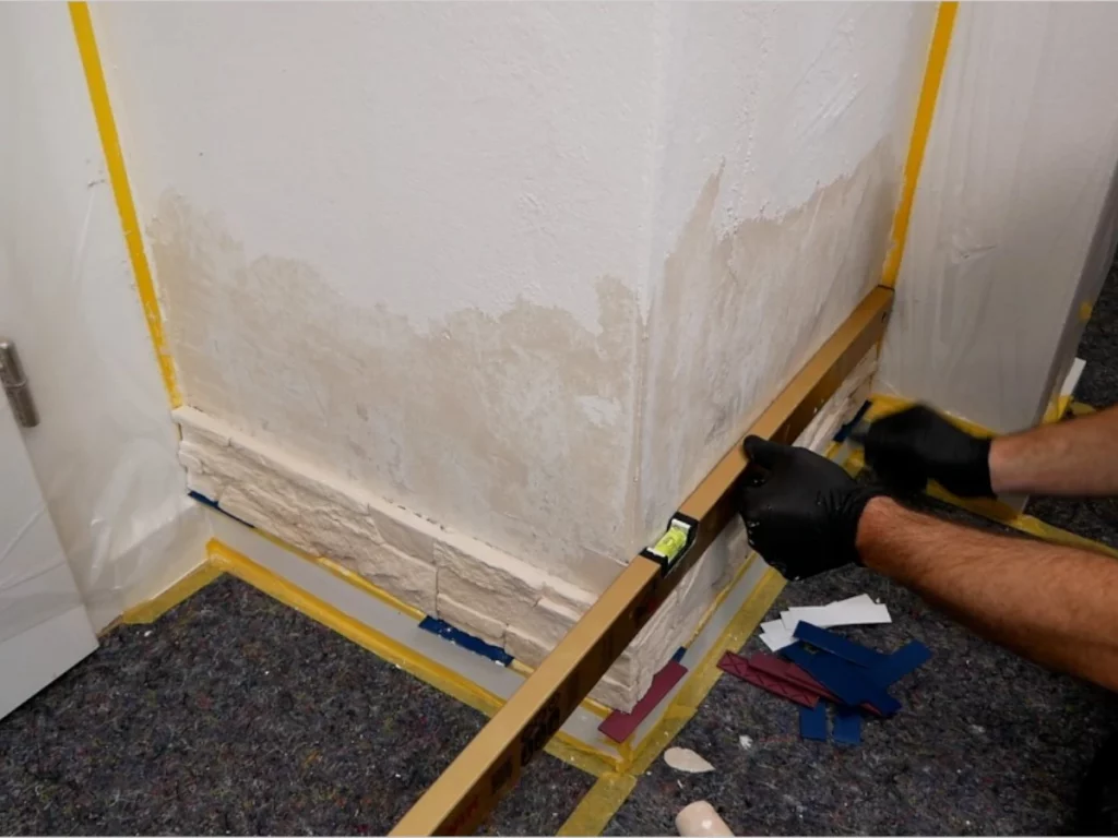 andverblender an die Wand anbringen