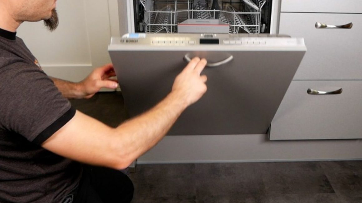 vollintegrierten Geschirrspüler einbauen und Möbelfront an der Spülmaschine montieren