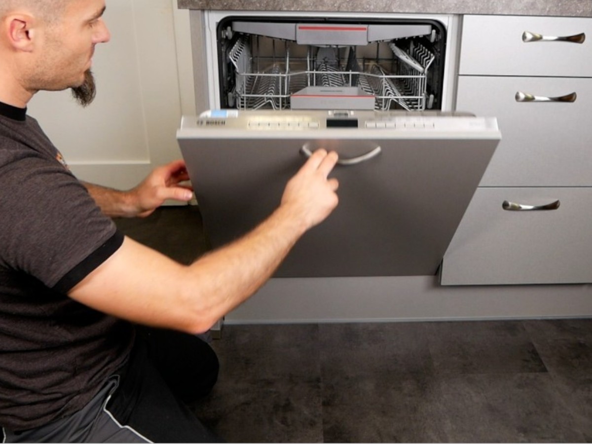 vollintegrierten Geschirrspüler einbauen und Möbelfront an der Spülmaschine montieren